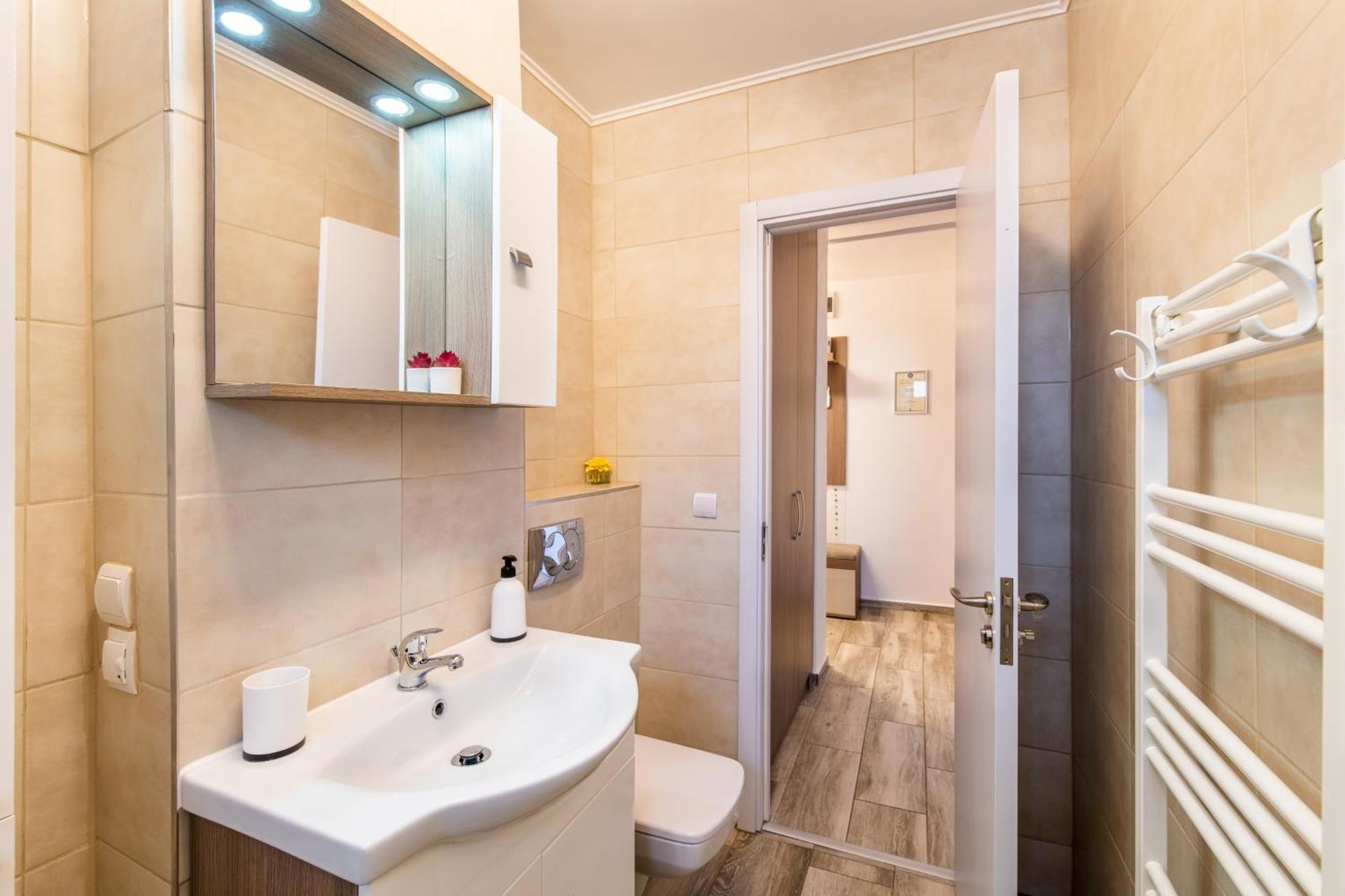 Springhome - Cozy Apartment With Balcony & Parking Braşov Buitenkant foto