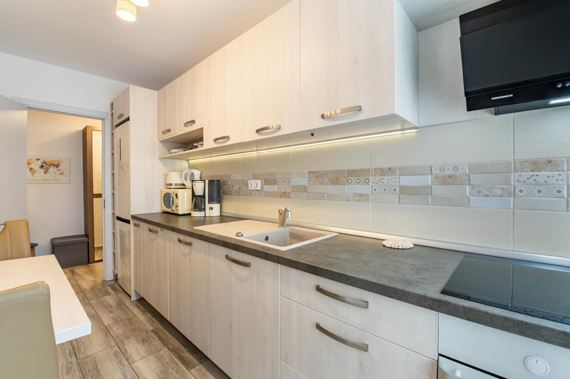 Springhome - Cozy Apartment With Balcony & Parking Braşov Buitenkant foto